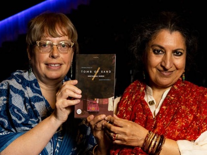 Geetanjali Shree tomb of sand wins International Booker Prize becomes first Hindi writer to win Booker | गीतांजलि श्री की 'रेत समाधि' ने जीता अंतरराष्ट्रीय बुकर पुरस्कार, बुकर जीतने वाली पहली हिंदी लेखिका बनीं