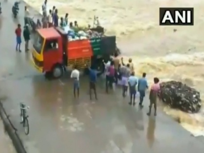 Video of truck dumping garbage into the river goes viral, panchayat officer suspended | ट्रक में भरा कचरा नदी में बहाने का वीडियो वायरल, पंचायत अधिकारी निलंबित 