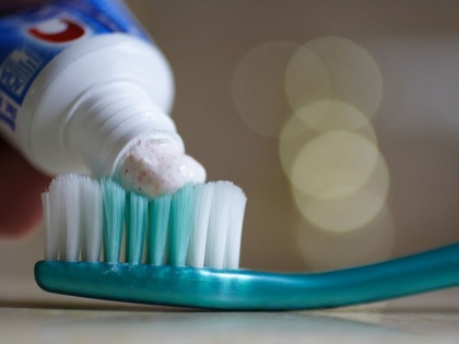 How to use toothpaste to get rid of pimple on face overnight in hindi | टूथपेस्ट में इन चीजों को मिलाकर लगाएं, रातों रात दूर होगा पिम्पल