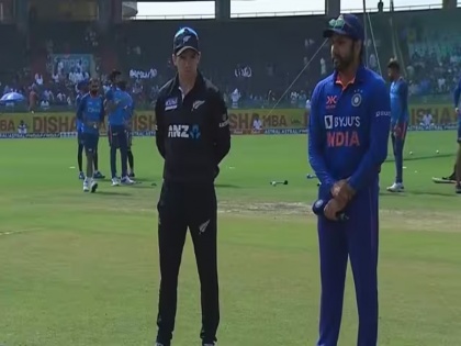 Rohit Sharma's epic brain fade after winning toss in 2nd ODI leaves Tom Latham, Javagal Srinath in splits | IND vs NZ 2nd ODI: टॉस जीतकर फैसला लेना भूले कप्तान रोहित शर्मा, देखें सोशल मीडिया पर फैंस ने कैसे लिए मजे