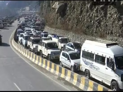 Tourists throng Shimla 30 thousand vehicles entered in 48 hours almost all hotels are already full | शिमला में उमड़ा पर्यटकों का सैलाब, 48 घंटे में 30 हजार गाड़ियों ने किया प्रवेश, लगभग सभी होटल पहले से ही है फुल