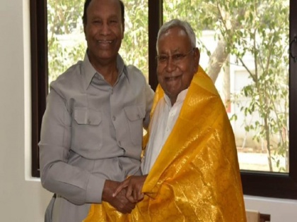 DMK leader TR Balu meets CM Nitish Kumar, invites him to attend Karunanidhi's 100th birthday | डीएमके नेता टीआर बालू ने की मुख्यमंत्री नीतीश कुमार से मुलाकात, करुणानिधि के 100वें जन्मदिन के मौके पर आने का दिया निमंत्रण