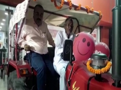 Bihar Gaya man who carved 3 km long canal receives tractor as gift from Mahindra | 30 साल में अकेले तीन किलोमीटर लंबी नहर खोदने वाले लौंगी भूइयां को आनंद महिंद्रा ने भेंट की ट्रैक्टर, ट्वीट देख किया था वादा