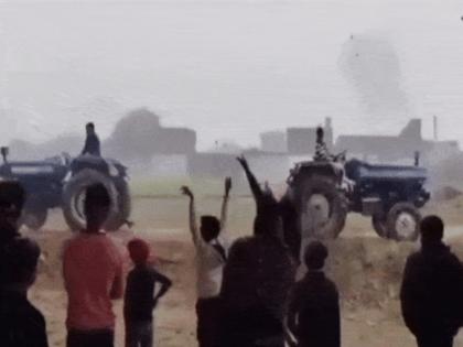 On Camera: Two tractors were performing stunts in UP, it became a game of death in seconds, driver got crushed | On Camera: यूपी में दो ट्रैक्टरों से चल रही थी स्टंटबाजी, सेंकडों में बन गया मौत का खेल, चालक कुचला