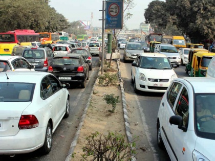Patna Traffic police feat not wearing helmet in the car deducted 1000 challan for sitting | पटना में यातायात पुलिस ने किया कारनामा, कार में हेलमेट पहनकर नहीं बैठने पर काट दिया 1000 का चालान