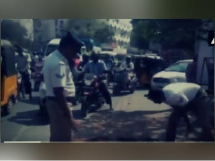 Tamilnadu Traffic Police picks up spade for public, wins hearts | वायरल वीडियो: ट्रैफिक वाले ने पब्लिक के लिए उठाया फावड़ा, जीता सबका दिल