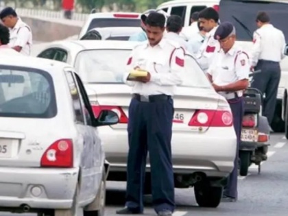 Delhi Traffic Police puts Challans for passengers who do not tie rear seat belt in car | दिल्ली में कार की पिछली सीट पर बेल्ट नहीं बांधने पर ट्रैफिक पुलिस सख्त, काटा जा रहा चालान