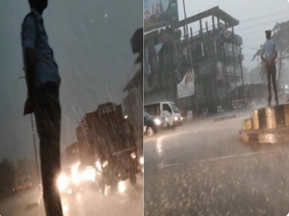 assam traffic police performs durty in heavy rain without raincoat video goes viral | असम के इस ट्रैफिक पुलिस ने पेश की मिसाल, वीडियो देखकर आप भी करेंगे तारीफ