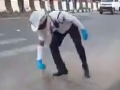 Video: Traffic policeman was sweeping himself on the road, people are praising on Twitter for knowing the reason | Video: ट्रैफिक पुलिसवाला खुद सड़क पर लगा रहा था झाड़ू, वजह जानकर ट्विटर पर लोग कर रहे हैं तारीफ