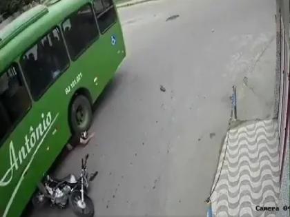 Bike rider fell under bus, helmet saved his life video viral watch | बस के नीचे गिरा बाइक सवार, हेलमेट ने बचा ली जान, वीडियो वायरल