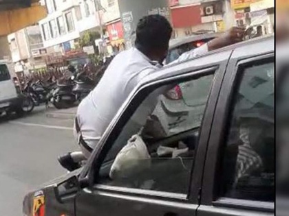 Traffic cop dragged on car bonnet in Pune, video viral | पुणे में ड्राइवर ने नहीं रोकी कार तो ट्रैफिक हवलदार ने गाड़ी के बोनट पर लटककर बचाई जान, वीडियो हुआ वायरल