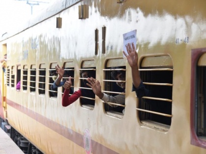 Coronavirus lockdown Piyush Goyal seeks trains’ list from Maharashtra, Sena replies Railway Minister Piyush Goyal and Sanjay Raut on train route change Twitter-wise | Maharashtra ki khabar: ट्रेन मार्ग परिवर्तन पर रेल मंत्री पीयूष गोयल और संजय राउत में ट्विटर वार, गोरखपुर जाने वाली ट्रेन ओडिशा पहुंची