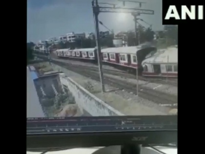 Kacheguda railway station train accident CCTV video 16 people were injured | हैदराबाद ट्रेन भिड़ंत का सामने आया दर्दनाक वीडियो, घायलों की संख्या 16