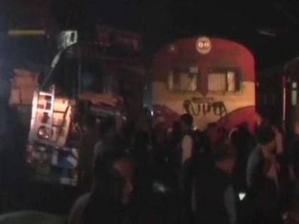 hapur train and truck collision in pilkhuwa train both drivers seriously injured | हापुड़ : ट्रेन और ट्रक में टक्कर,अब तक दो लोगों की मौत