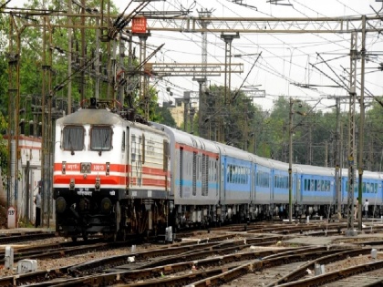 Train checked at Nagpur station after bomb tip-off | बम की खबर के बाद नागपुर स्टेशन में ट्रेन की कराई गई जांच