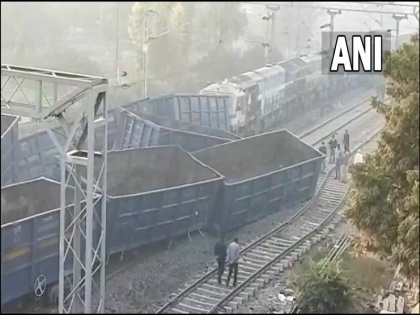 9 coaches derailed after 2 goods trains collided head-on in Sultanpur drivers hospitalized | यूपीः 2 मालगाड़ियों की सुलतानपुर में आमने-सामने से टक्कर में पटरी से उतरे 9 डिब्बे, बुरी तरह घायल हुए दोनों ट्रेन के ड्राइवर, अस्पताल में भर्ती