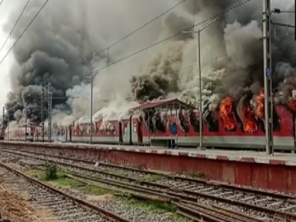Agnipath scheme Protest Passenger Trains set on fire in Bihar, protest in UP, Haryana also continues | Agneepath Scheme: 'अग्निपथ' योजना के खिलाफ बवाल जारी, बिहार में जम्मूतवी एक्सप्रेस ट्रेन में लगाई आग, विक्रमशिला एक्सप्रेस को भी फूंका