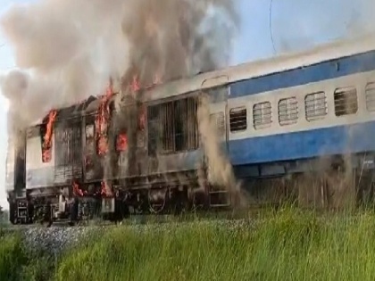 Fire breaks out in DMU train engine near Bhelwa station in East Champaran | बिहार के पूर्वी चंपारण में 'बर्निंग ट्रेन' होने से बची पैसेंजर ट्रेन, इंजन में लगी आग, ड्राइवर के सूझबुझ से बची सैकड़ों लोगों की जान