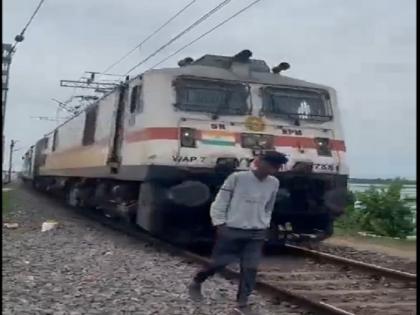 Telangana teen hit by train while making reel near railway track, watch viral video | 'इंस्टाग्राम रील' बना रहे युवक को पीछे से ट्रेन ने मारी टक्कर, दर्दनाक हादसा कैमरे में हुआ कैद