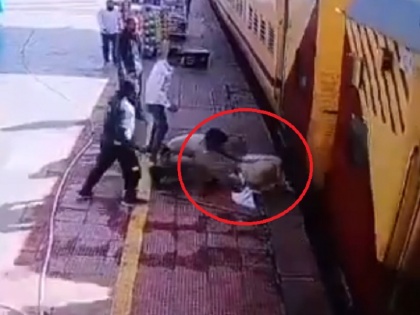 Rajasthan viral video man fell from moving train policeman save his life Piyush Goyal shares video | चलती ट्रेन से गिरे बुजुर्ग, जान पर बन आई थी फिर पुलिसकर्मी ने दिखाई बहादुरी, रेलमंत्री पीयूष गोयल ने शेयर किया वीडियो