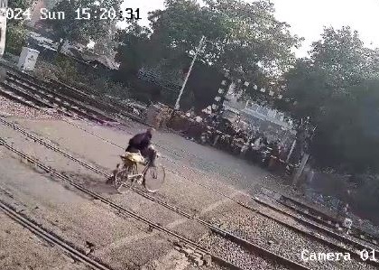 Kanpur cyclist killed after being hit by train when crossed the track | जल्दी में क्रॉसिंग पार करना साबित हुआ महंगा, ट्रेन की चपेट में आकर साइकिल चालक की गई जान