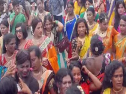 Bihar: angry transgender community on lockdown due to cancellation of booking on wedding | बिहार: कोरोना की वजह से लगे लॉकडाउन से नाराज किन्नरों ने जमकर मचाया उत्पात, उग्र रूप देखकर अधिकारी भी भागे