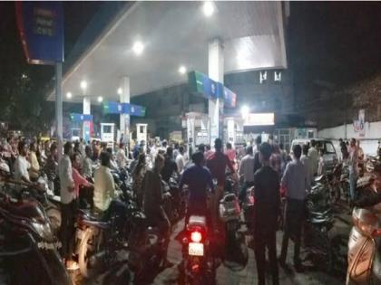 Madhya Pradesh: Fuel shortage due to transporter strike, long queues of vehicles at petrol pumps | मध्य प्रदेश: ट्रांसपोर्टर हड़ताल से ईंधन की किल्लत, पेट्रोल पंपों पर लगीं वाहनों की लम्बी कतारें