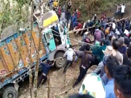 Nagaland Villagers pull up a truck which fell off the road video viral | खाई में गिरे ट्रक को लोगों ने मिलकर बाहर निकाला, वीडियो देख तारीफ कर रहा हर कोई