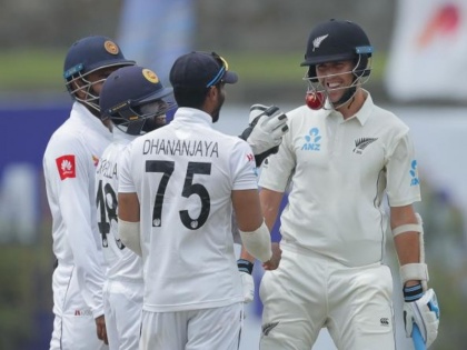 Sri Lanka vs New Zealand Trent Boult hits ball into his helmet grill, Video goes viral | SL vs NZ: ट्रेंट बोल्ट के शॉट पर गेंद उनके हेलमेट में जा घुसी, श्रीलंकाई खिलाड़ी पकड़ने दौड़े, वीडियो वायरल