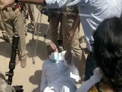 Hathras Gangrape Case: trinamool congress alleges its mps stopped by up police from entering hathras | हाथरस गैंगरेप केसः राहुल के बाद TMC सांसद डेरेक ओ ब्रायन से भी धक्कामुक्की, जमीन पर गिरे Hathras Gangrape Case: trinamool congress alleges its mps stopped by up police from entering hathras | हाथरस गैंगरेप केसः राहुल के बाद TMC सांसद डेरेक ओ ब्रायन से भी धक्कामुक्की, जमीन पर गिरे