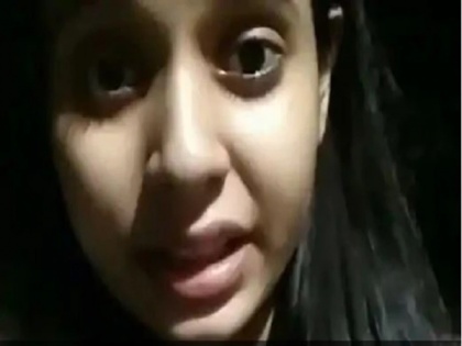 bareilly tv actress tripti shankhdhar accuses father of attempt Murder video goes viral | VIDEO: कुमकुम भाग्य में काम कर चुकी एक्ट्रेस ने पुलिस से लगाई मदद की गुहार, कहा- मुझे बचा लो, पापा जान से मार देंगे