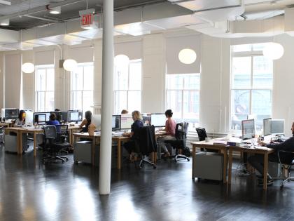 In order to reduce the exertion of programmers, tech companies are recruiting beautiful women in China | चीन: प्रोग्रामर्स की थकान दूर करने के लिए टेक कंपनियाँ कर रही हैं खूबसूरत महिलाओं की भर्ती