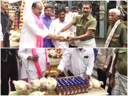 TRS leader Rajanala Srihari offer chicken and liquor to locals video viral Telangana CM KC Rao | Video: TRS नेता राजनाला श्रीहरि ने फ्री में बांटा चिकन और शराब, लाइन लगाकर ऐसे लोगों ने लिया भेंट
