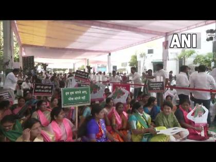 telangana govt mps mlas mlcs protest central govt delhi | केंद्र सरकार की नीतियों के खिलाफ दिल्ली में धरने पर बैठे तेलंगाना सरकार के सांसद-विधायक, धान खरीद में भेदभाव का आरोप telangana govt mps mlas mlcs protest central govt delhi | केंद्र सरकार की नीतियों के खिलाफ दिल्ली में धरने पर बैठे तेलंगाना सरकार के सांसद-विधायक, धान खरीद में भेदभाव का आरोप