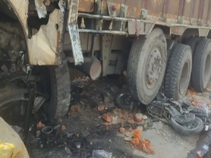 Bihar's Nawada, truck overturned on people in middle of market, one died, 8 injured in critical condition | बिहार के नवादा में बीच बाजार में अनियंत्रित होकर लोगों पर पलट गई ट्रक, नीचे दबे 9 में एक की हुई मौत, 8 की हालत गंभीर