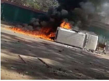 truck rammed into a house and a shop and 8 people lost their lives in jabalpur | MP: तेज रफ्तार ट्रक चाय की दुकान में घुसा, कुचलने से आठ लोगों की मौत और 4 घायल truck rammed into a house and a shop and 8 people lost their lives in jabalpur | MP: तेज रफ्तार ट्रक चाय की दुकान में घुसा, कुचलने से आठ लोगों की मौत और 4 घायल