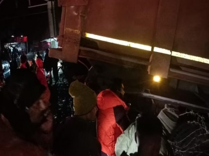 Six dead as speeding truck crushes pedestrians, hits car on Lucknow-Kanpur highway | लखनऊ-कानपुर हाईवे पर तेज रफ्तार ट्रक ने राहगीरों को कुचला, कार को टक्कर मारी, छह की मौत