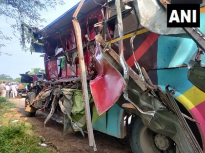 Road accident Chhattisgarh Raipur 7 people killed many injured bus collided with a truck | रायपुर में भीषण सड़क हादसा: ट्रक और बस की टक्कर में 7 मजदूरों की मौत, कई घायल 