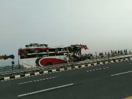 truck bus accident at agra lucknow expressway near mainpuri | आगरा-लखनऊ एक्सप्रेसवे पर बस और ट्रक में भीषण टक्कर, सात लोगों की मौत और 34 घायल