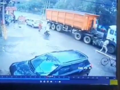 Truck Drive Tries To Mow Down Policeman Attempts To Stop Overloaded Vehicle In Haryana Faridabad | Watch: ओवरलोडेट ट्रक को रोकने के लिए आगे खड़ा हुआ पुलिसकर्मी, आरोपी ड्राइवर ने की कुचलने की कोशिश; वीडियो वायरल