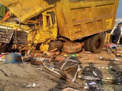 Karnataka's Dharwad truck-tempo collision 11 dead including 10 women five injured including driver | धारवाड़ में टैंपो और ट्रक में टक्कर, 10 महिलाओं समेत 11 लोगों की मौत, ड्राइवर समेत पांच लोग घायल