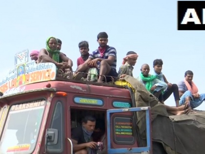 Group of migrant workers travelling in trucks says, "It's been 3 days I left, so far I have changed 10-12 vehicles." | तेलंगाना से कोलकाता निकले मजदूर 3 दिन में बदल चुके हैं 12 गाड़ियां, पढ़िए प्रवासी मजदूरों के दर्द भरे किस्से