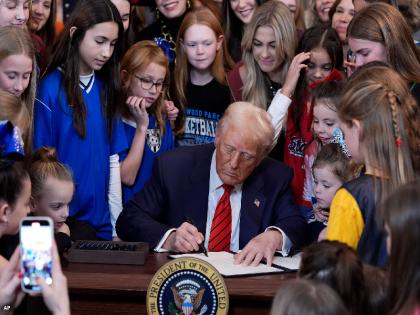 Donald Trump signs order barring transgender athletes from girls women sports | US: महिला वर्ग के खेलों में ट्रांसजेंडरों के भाग लेने पर रोक, डोनाल्ड ट्रंप ने लिया फैसला Donald Trump signs order barring transgender athletes from girls women sports | US: महिला वर्ग के खेलों में ट्रांसजेंडरों के भाग लेने पर रोक, डोनाल्ड ट्रंप ने लिया फैसला