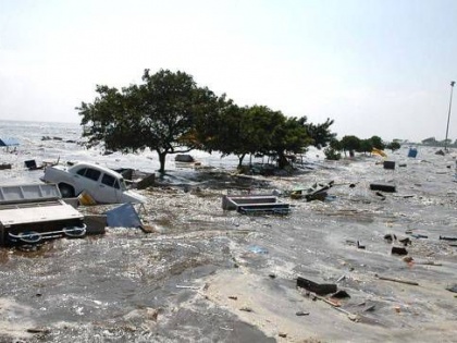 Indonesia Tsunami waves hit shoreline after earthquake | इंडोनेशिया में भूकंप के बाद आई सूनामी, 2004 में इस आपदा से मर चुके हैं दो लाख से अधिक लोग