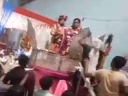 groom mother climbed on the stage of varmala blessed with slippers video goes viral on social media funny video | दूल्हा-दुल्हन पहनाने वाले थे एक-दूसरे को वरमाला, तभी लड़के की मां ने चप्पल से मारना शुरू कर दिया, वीडियो वायरल