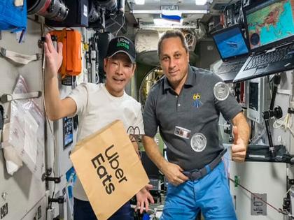 viral video shows Japanese space tourist deliver UberEats in space internet reacts | UberEats के जरिए जापानी अंतरिक्ष पर्यटक ने अंतरिक्ष में पहुंचाया खाना, जानें कैसे viral video shows Japanese space tourist deliver UberEats in space internet reacts | UberEats के जरिए जापानी अंतरिक्ष पर्यटक ने अंतरिक्ष में पहुंचाया खाना, जानें कैसे