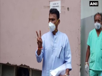 COVID19 Indore Tulsi Silawat Minister of Water Resource Department Madhya Pradesh discharged hospital treated | कोविड-19ः कोरोना जंग जीते जल संसाधन मंत्री तुलसीराम सिलावट, "विक्टरी साइन" बनाते नजर आए