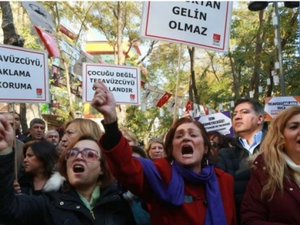 'Marry Your Rapist' law in Turkey; minor girl will have to marry her own rapist, people protest | तुर्की में 'Marry Your Rapist' बिल पर छिड़ी बहस, पीड़िता से शादी करने पर रेपिस्ट को बरी करने का प्रस्ताव