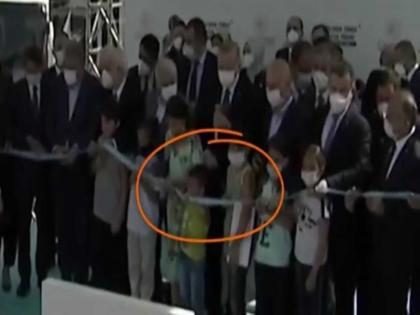 boy cuts inaugration ribbon before turkey president at opening ceremony video goes viral | टनल का उद्घाटन करने पहुंचे थे तुर्की के राष्ट्रपति, बच्चों ने मुख्य अतिथि से पहले ही ऐसे काटा फीता, वीडियो वायरल