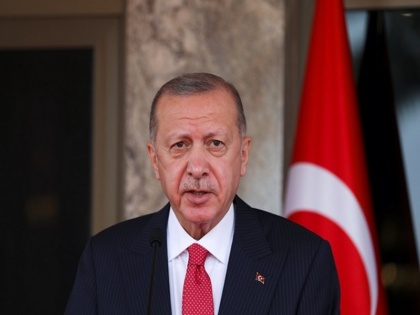 Turkish President Erdogan had stomach problem during live interview apologized after returning after some time video | WATCH: लाइव इंटरव्यू के बीच तुर्की के राष्ट्रपति एर्दोगन को हुई पेट में दिक्कत, कुछ देर बाद वापस लौटने पर बताई तकलीफ-मांगी माफी